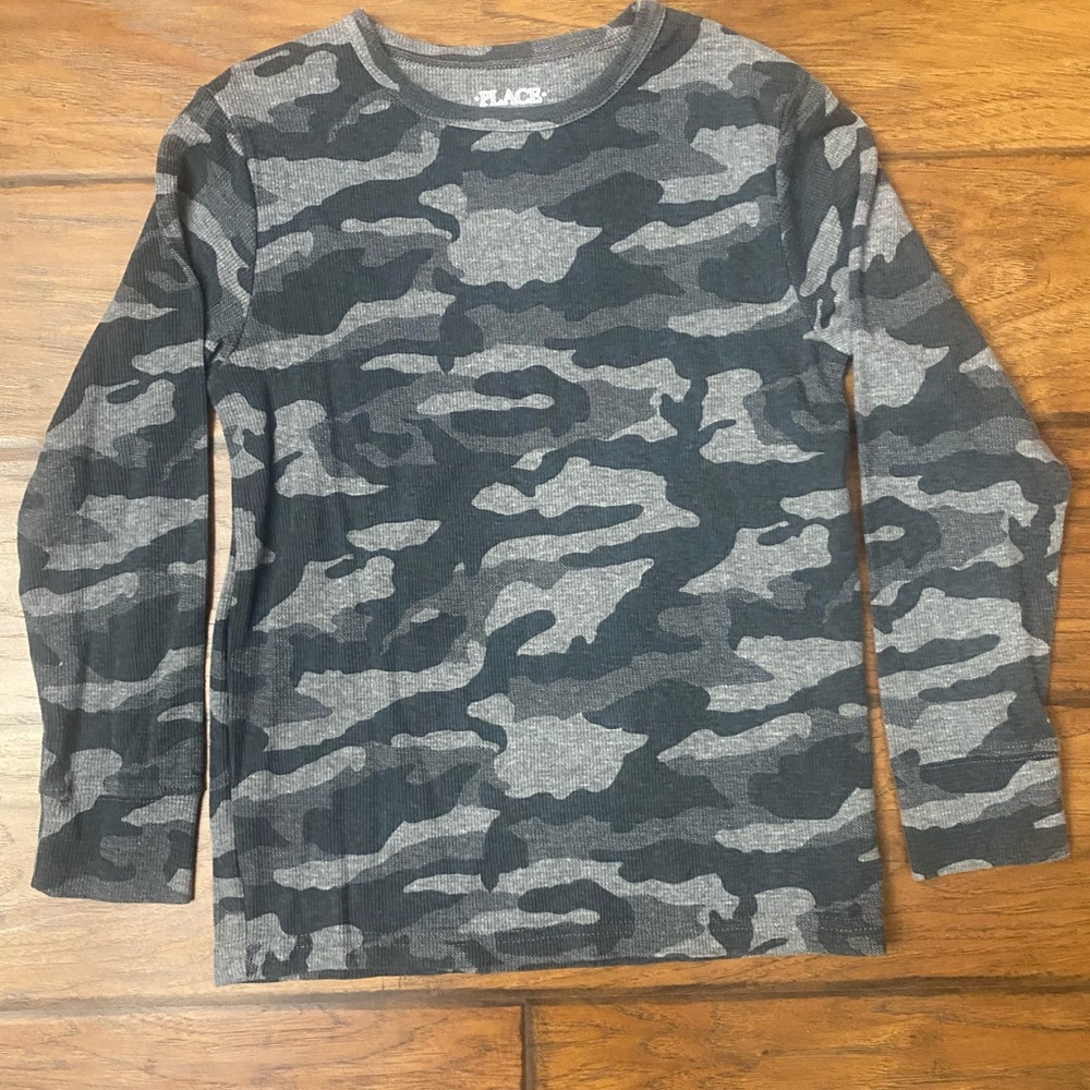 The Children’s Place Boys Gray Camo Long Sleeve Shirt Size M 8 EUC